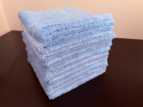 Microfibre DUO 400GSM bleu clair LAB514, présentée pliée avec sa face à poils longs visible.