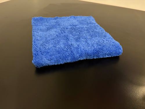 Microfibre PURE LAB514 500 GSM grise et sans bordure, présentée pliée.