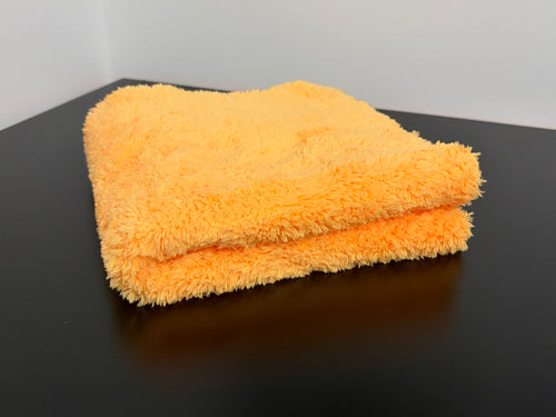 Microfibre GLOSS 550GSM LAB514 Pêche à poils longs, présentée pliée.