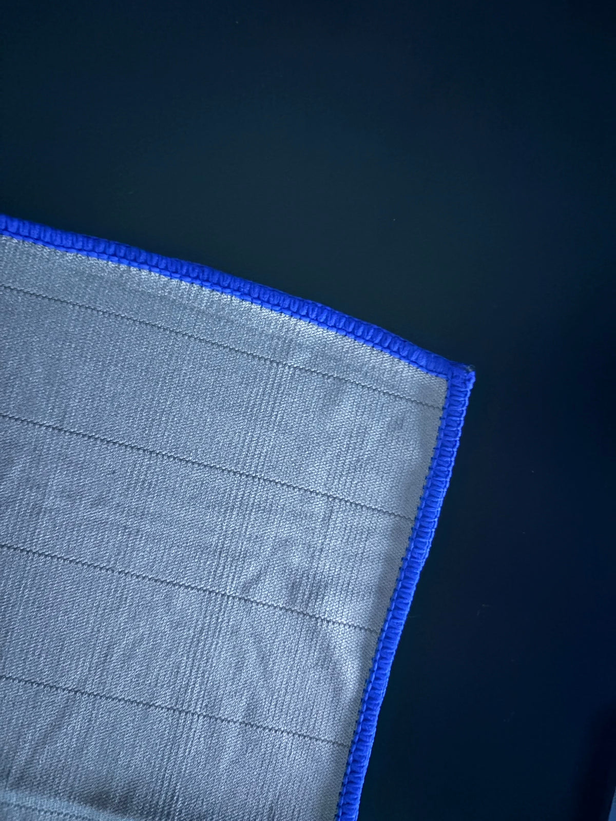 Gros plan sur le tissage quadrillé de la microfibre CARBONE 400GSM LAB514 pour vitres.