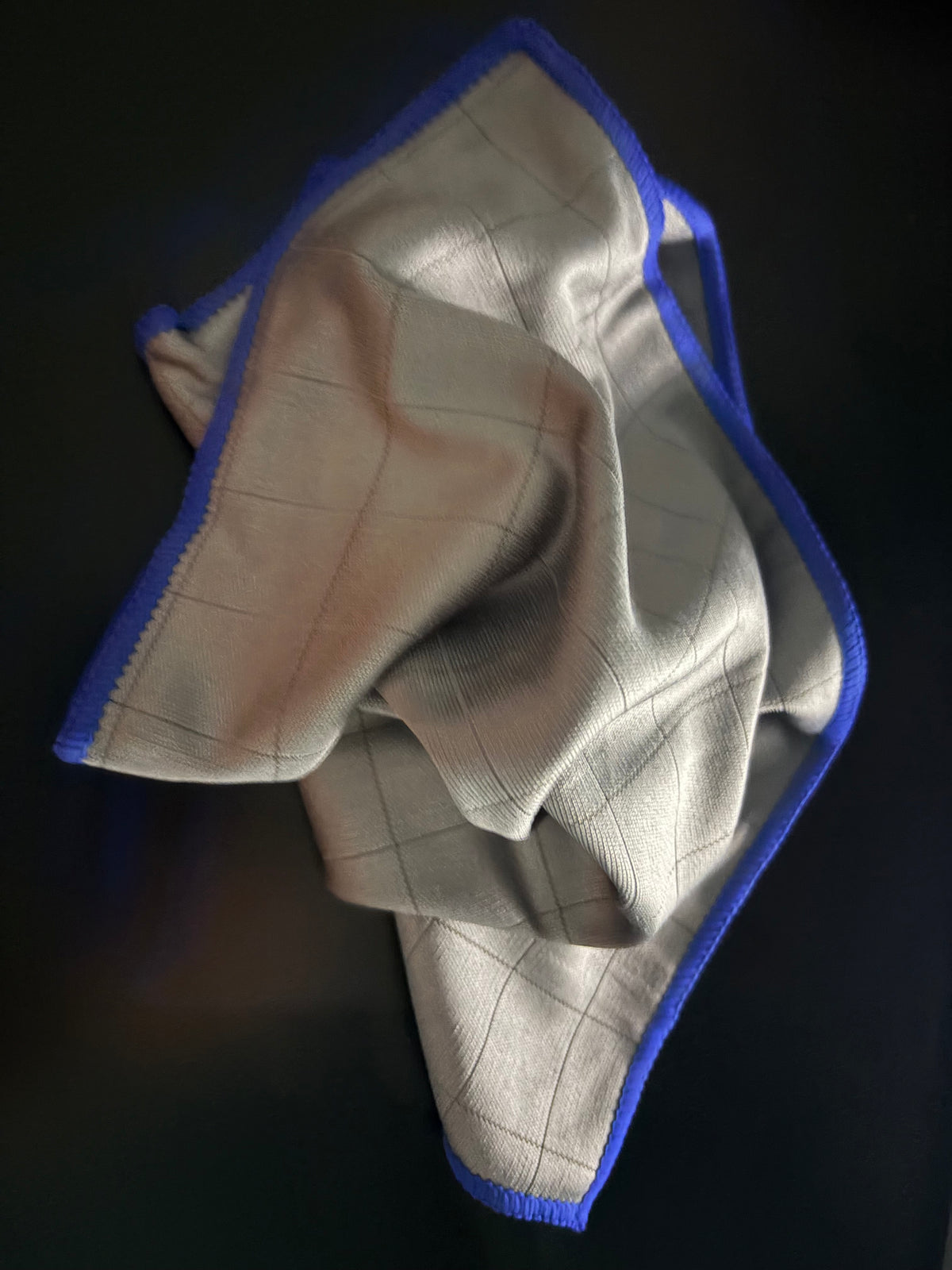 Gros plan sur le tissage quadrillé de la microfibre CARBONE 400GSM LAB514 pour vitres.