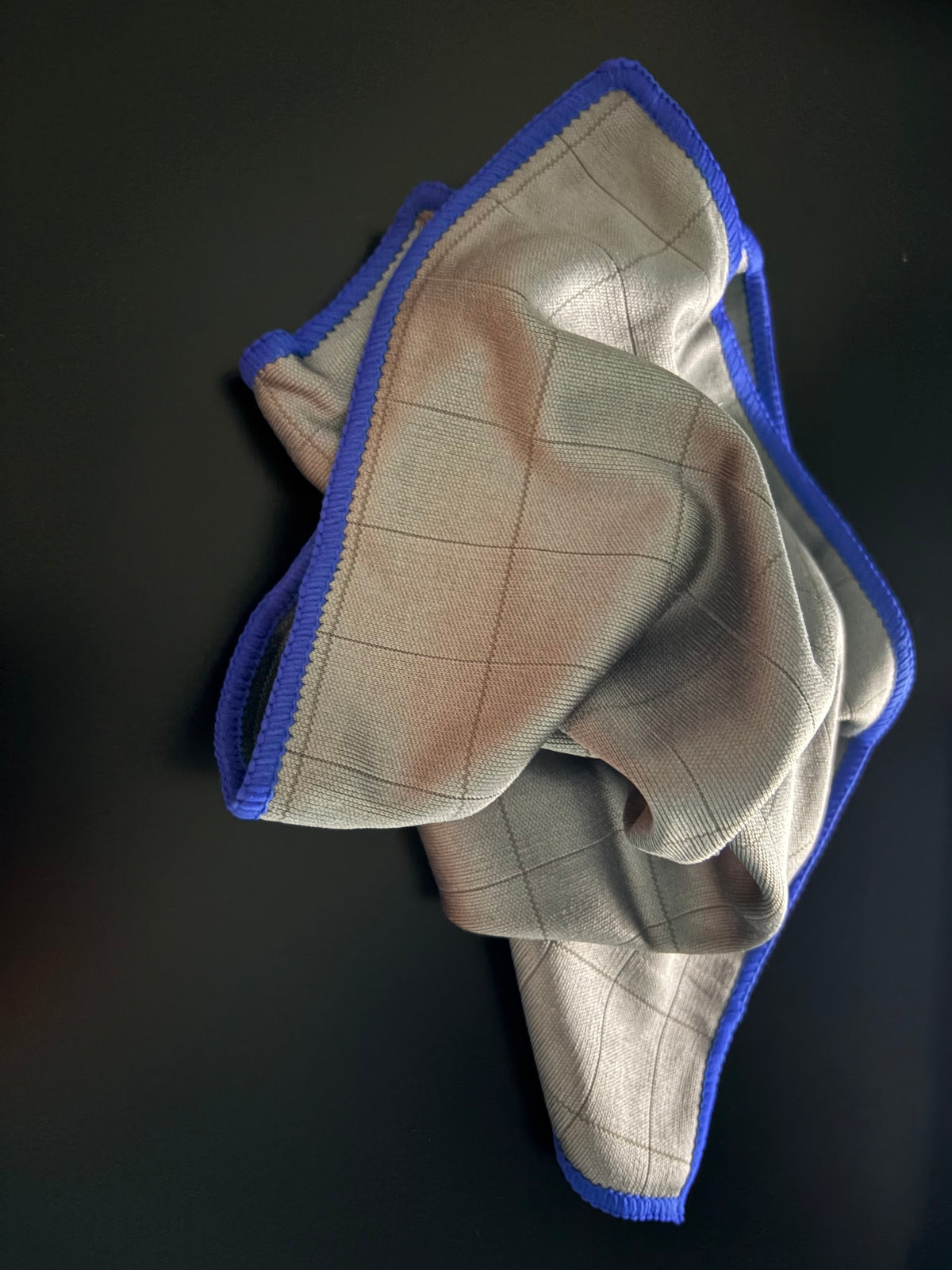 Gros plan sur le tissage quadrillé de la microfibre CARBONE 400GSM LAB514 pour vitres.